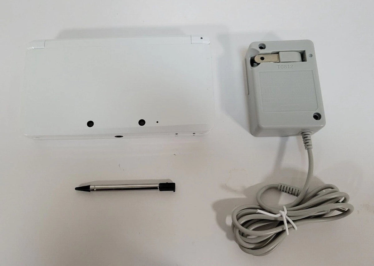 Original Nintendo 3DS USA Seller Charger 4GB SD card and Stylus