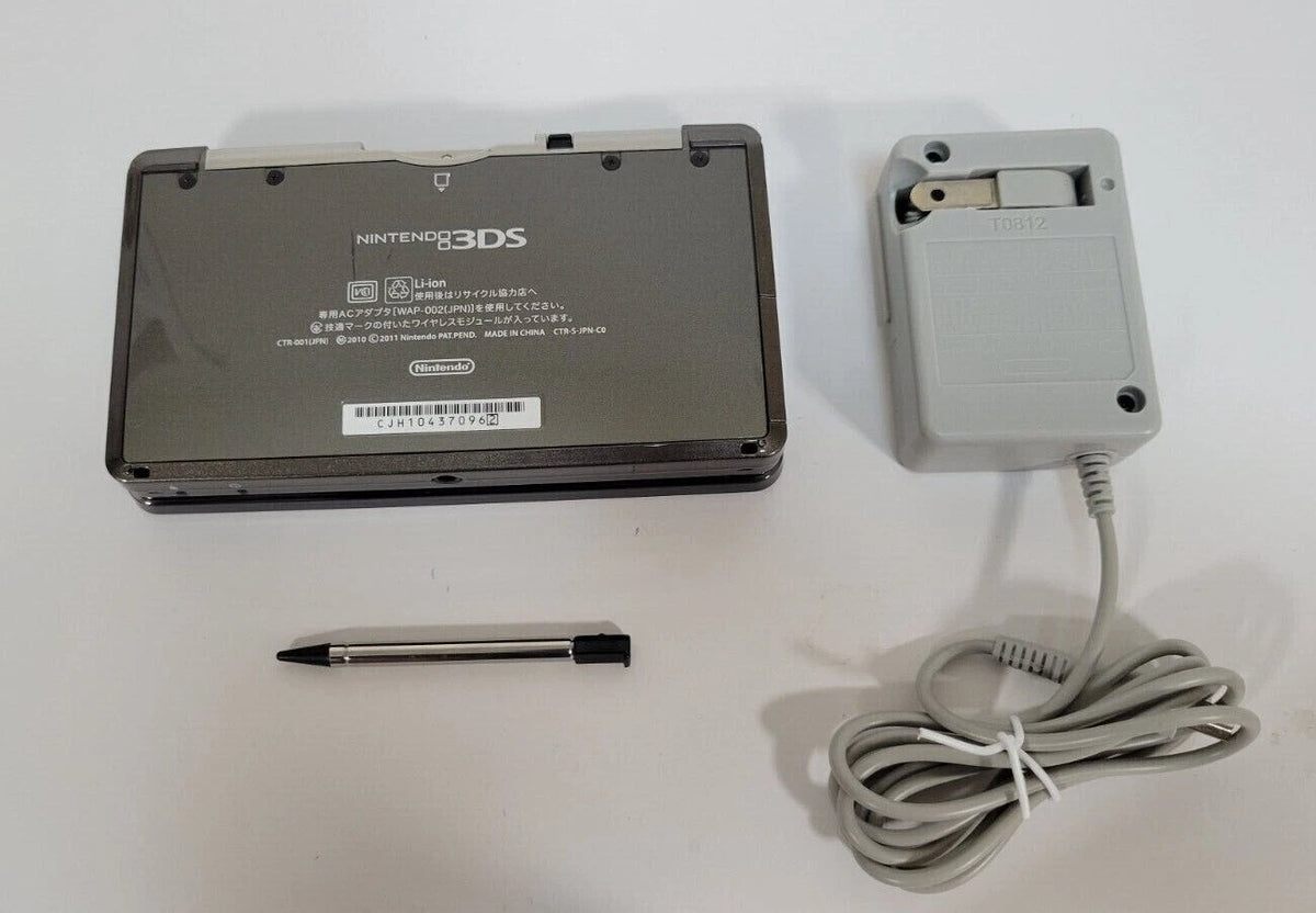 Original Nintendo 3DS USA Seller Charger 4GB SD card and Stylus