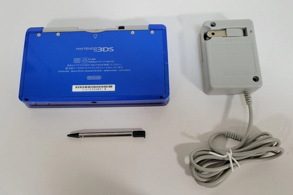 Original Nintendo 3DS USA Seller Charger 4GB SD card and Stylus