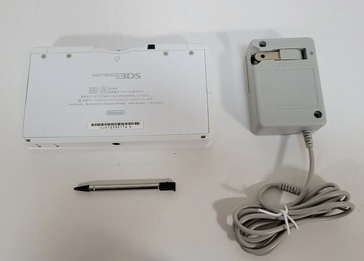 Original Nintendo 3DS USA Seller Charger 4GB SD card and Stylus