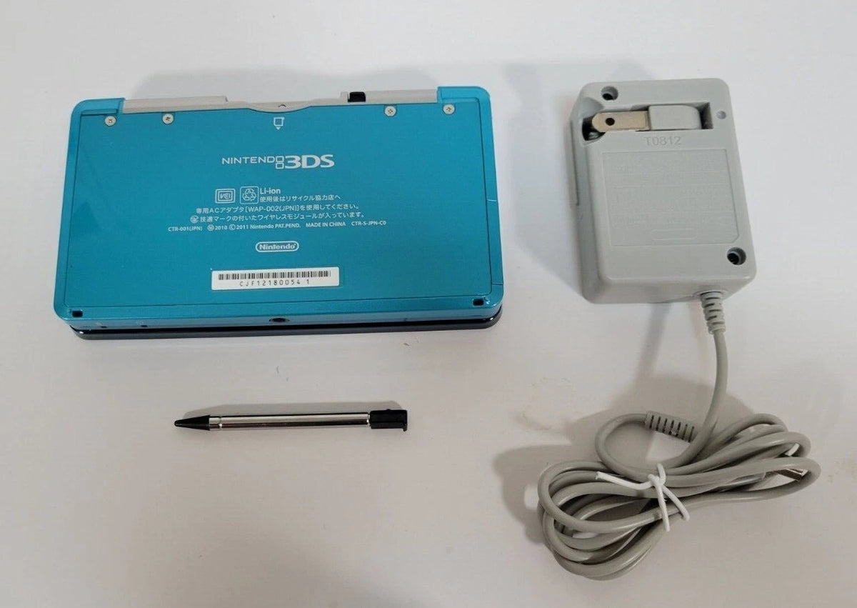 Original Nintendo 3DS USA Seller Charger 4GB SD card and Stylus