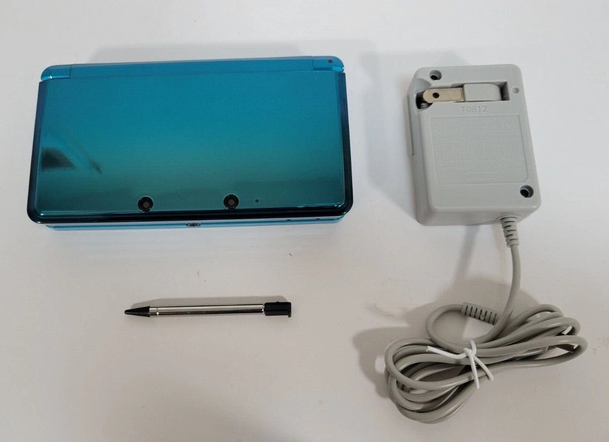 Original Nintendo 3DS USA Seller Charger 4GB SD card and Stylus