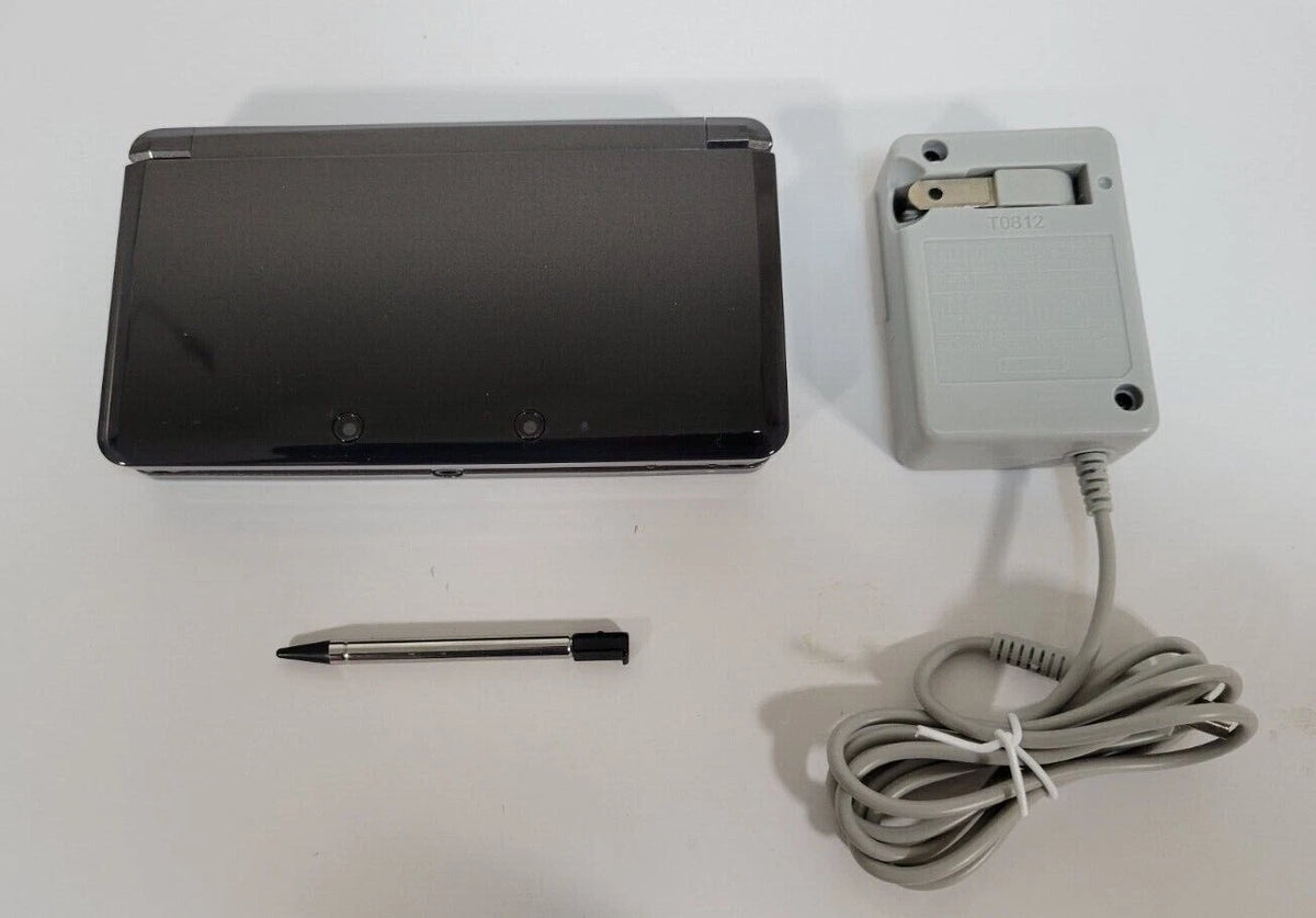 Original Nintendo 3DS USA Seller Charger 4GB SD card and Stylus